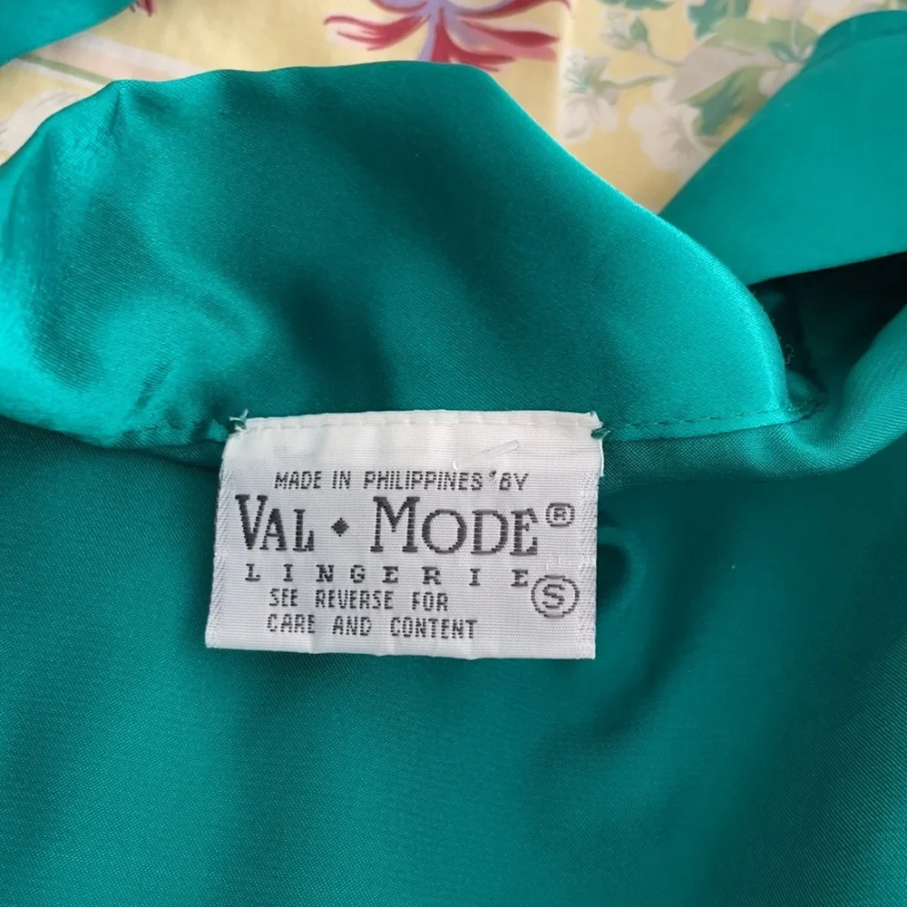 Vintage Val Mode 1990’s green satin robe